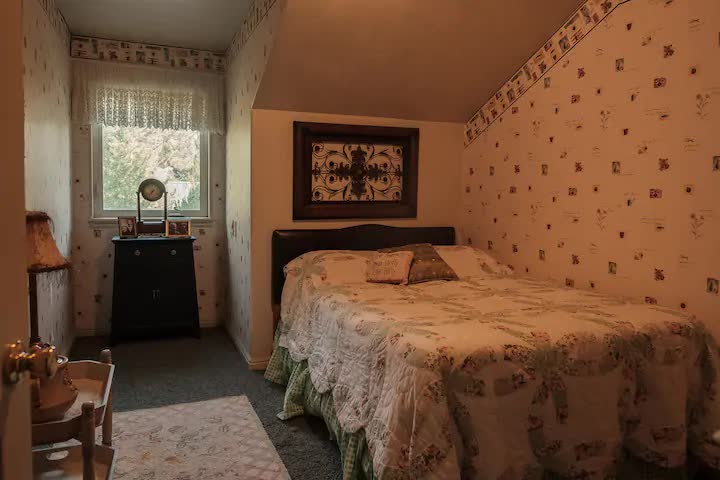 Spálňa na poschodí 3/3 - manželská posteľ
