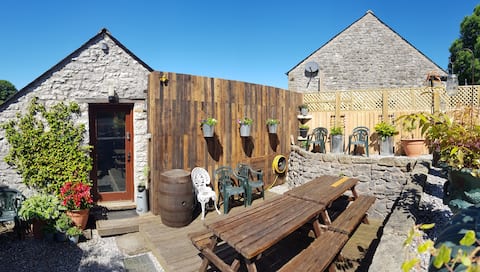 Popular Airbnb listing: Big Quirky House, near 3 pubs + SPACE, sleeps 14 in Tideswell