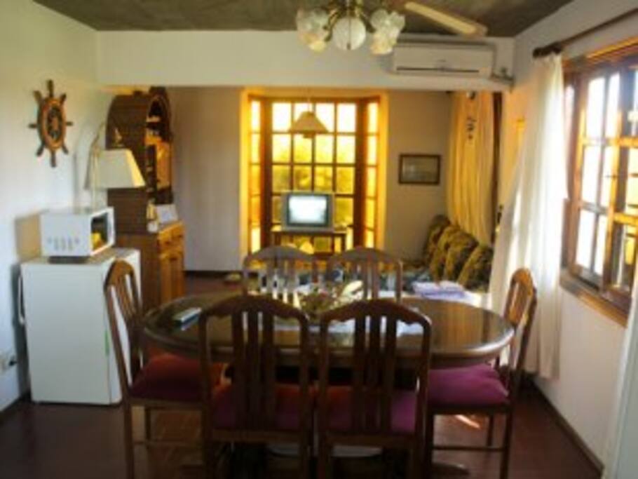 Comedor y estar visto de cocina con A Acond