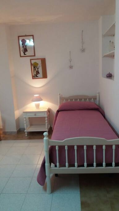 The single bed in the double bedroom