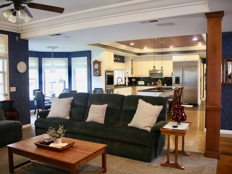 Open concept family/Kitchen