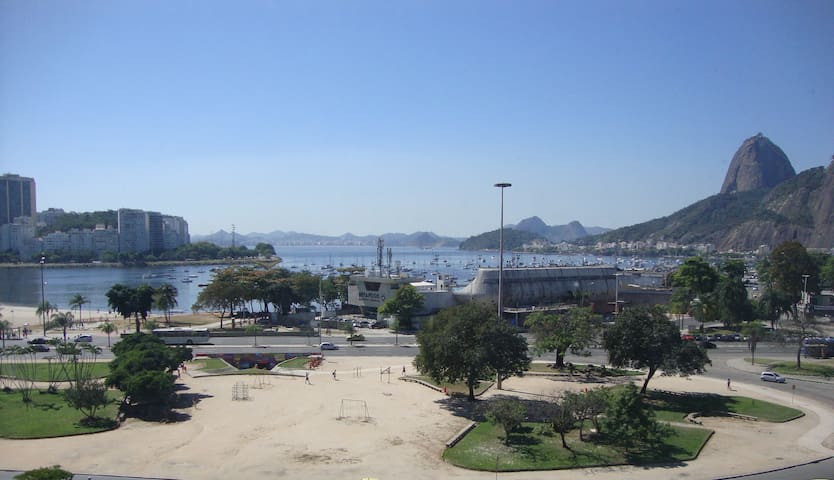 Lindo studio, amplo e novo. Vista, próximo a tudo.