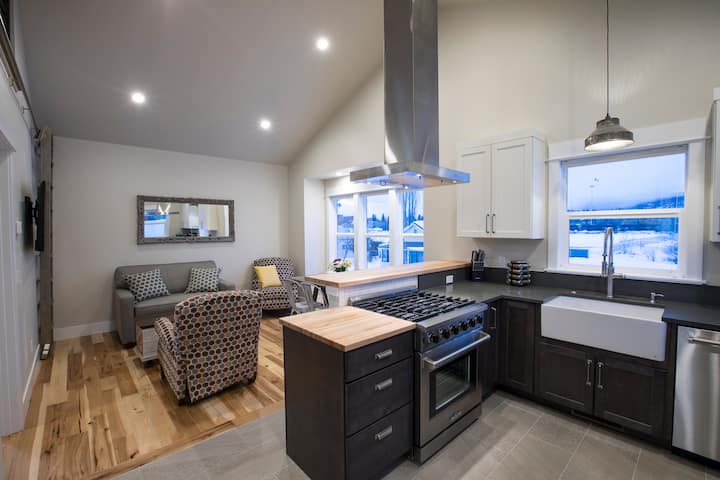 Perfect Downtown Location With View Of Big Mtn - グレイシャー国立公園, MT