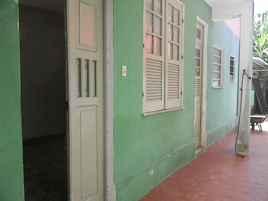 Em pleno Carnaval de Salvador - Tranquilidade. Entrada da casa com varanda e um pequeno quintal.