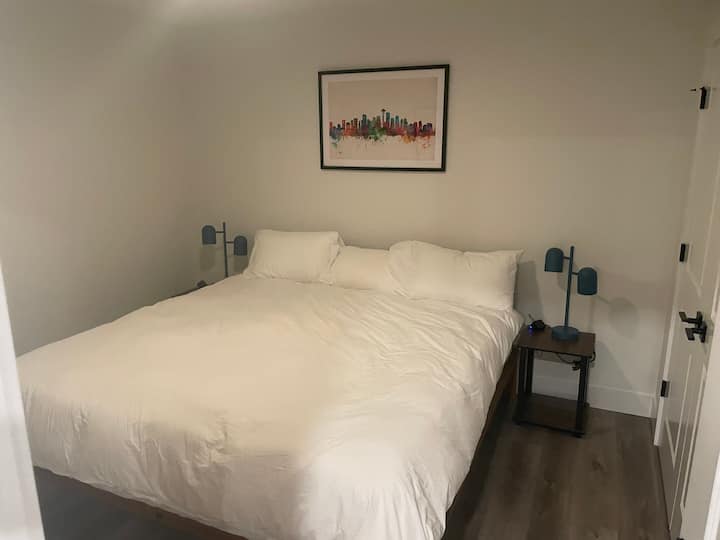 سرير كبير مع أسرّة راقية بواسطة مظلة.