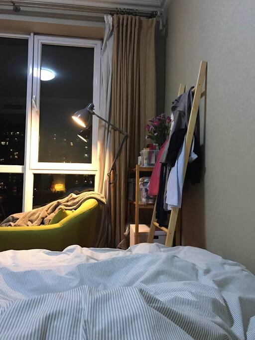 单人房晚上的落地窗