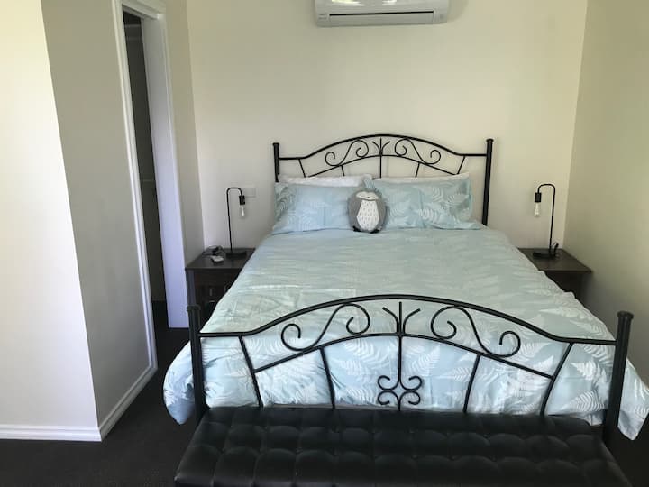 سرير مريح بحجم كوين ، بطانية كهربائية ،
ارتدِ الرداء إلى اليسار.