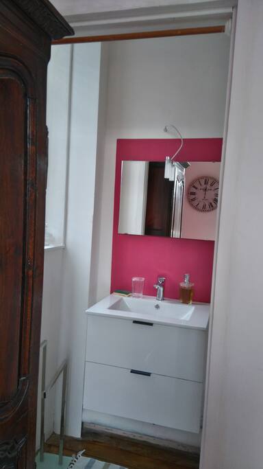 cabinet de toilette privé avec espace rangement