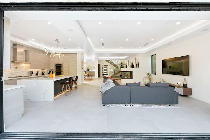 Beverly Hills Luxury 5 BR Home Pool, Rooftop Patio gallery image 5