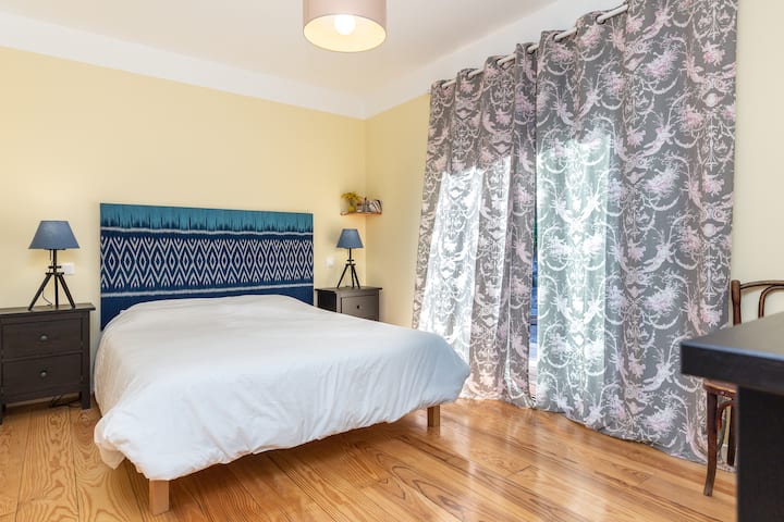 Master bed room with view to the garden