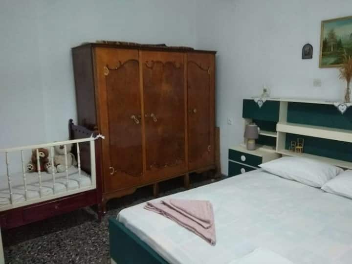 Dhomë gjumi me krevat dopio dhe krevat fëmijësh për foshnja.