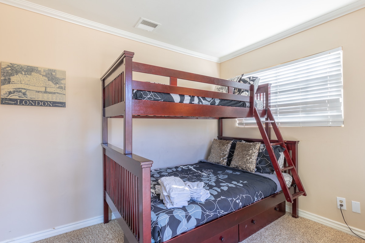 Chumba cha kulala cha 5 ghorofani na seti ya vitanda viwili na milango ya kutelezesha kwenye sitaha ya juu ya mbele