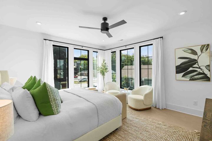 TheWeHoHouse / 1.5 Miles to Broadway! gallery image 3