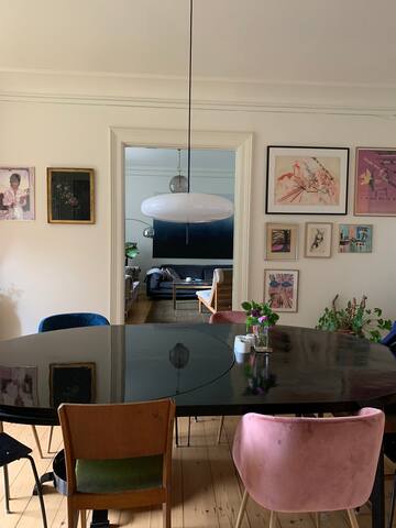 Unique central 220 sqm large house and garden gallery image 2