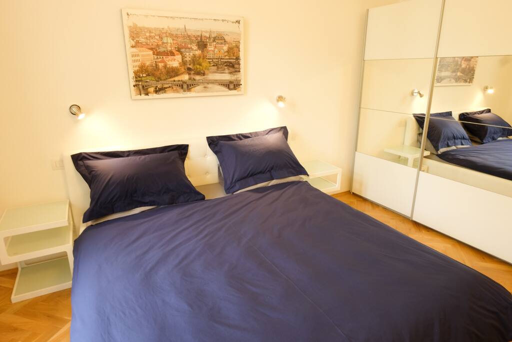 King size bed with high quality pure Egyptian cotton sheets and bedding