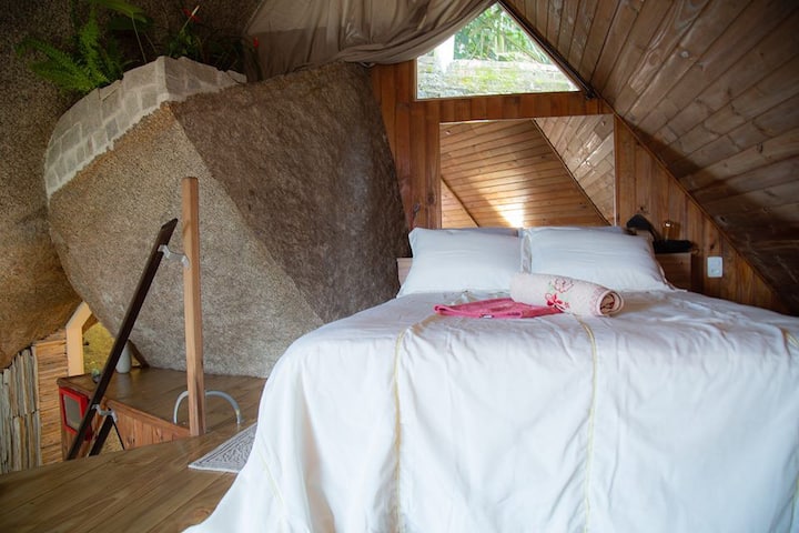 A cama do casal fica no mezanino. tem uma vista linda para a bahia do Saco Grande.