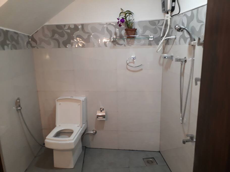 privat bathroom, hot water shower