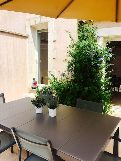 Belle cour extérieure pour prendre les repas
