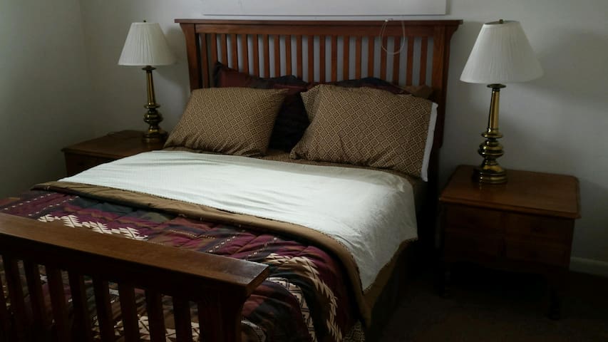 Best Location, QUEEN SERTA Bed, Big Desk T1