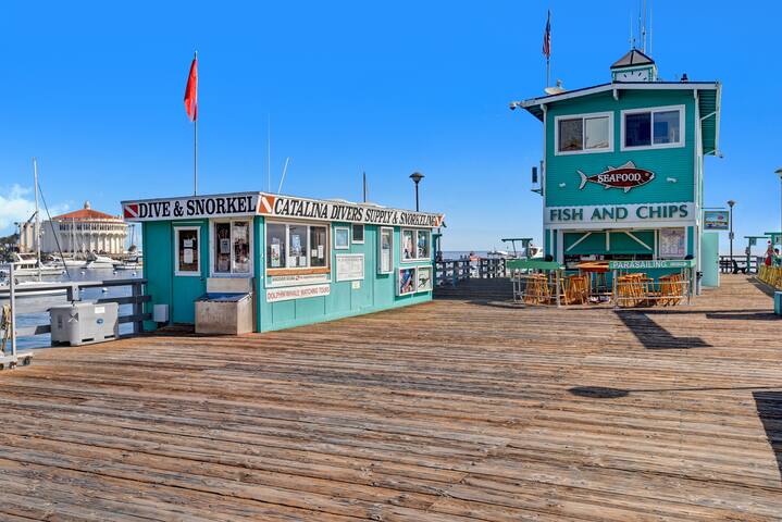 Quaint House w/ Tropical Theme Decor, ONE Block gallery image 2