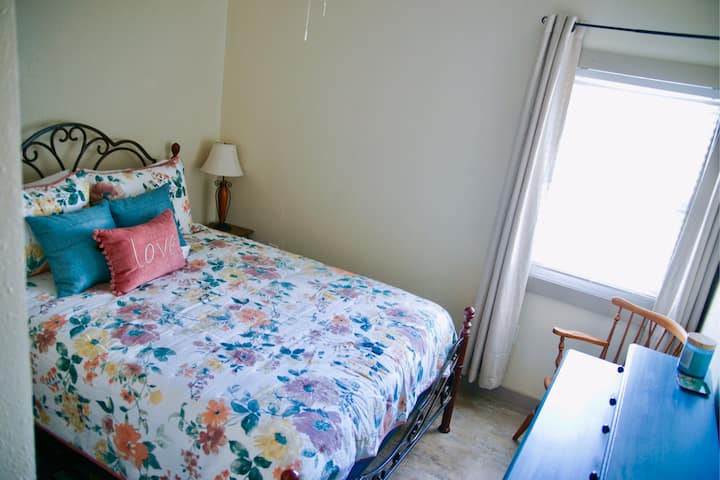 Prvá spálňa s manželskou posteľou.