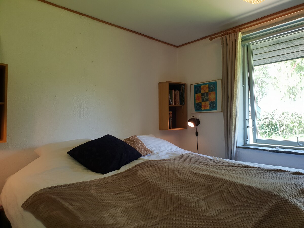 חדר שינה עם מיטת קווין סייז