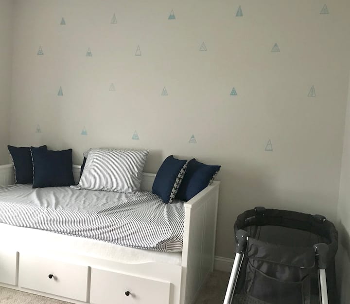 Dhoma e parë e gjumit me opsionin "king-size pullout"