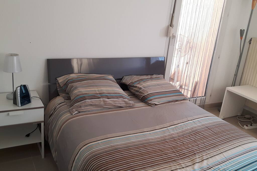Chambre 1. Bedroom 1
