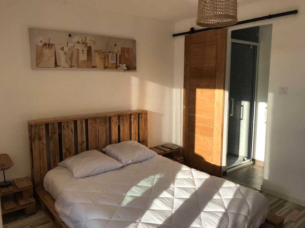 slaapkamer1 met eigen doucheruimte