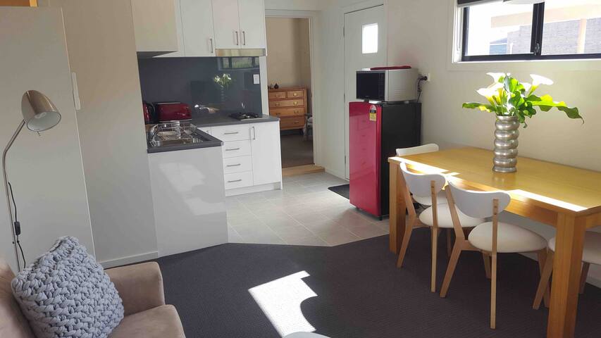 STUDIO ON CORNWALL -free WIFI-Parking /Balcony/BBQ