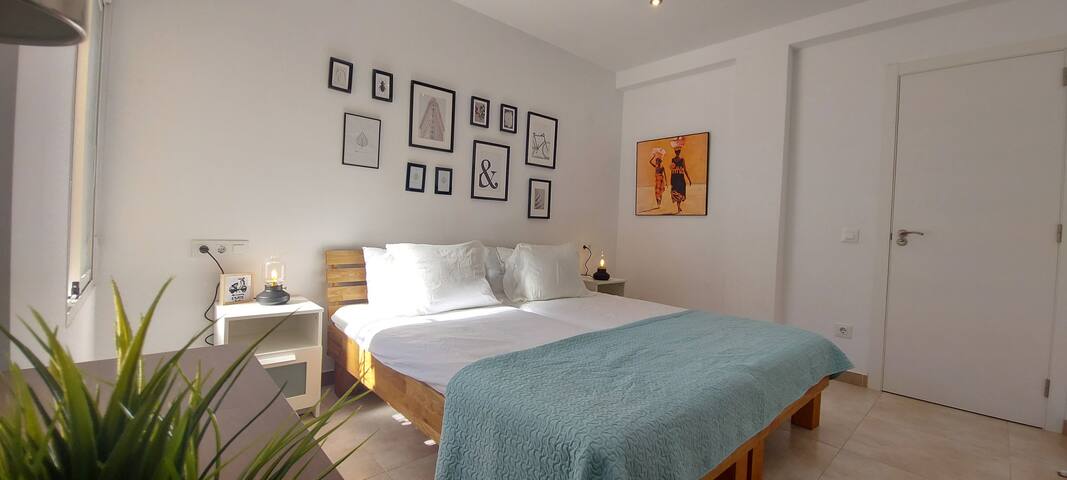 4 min to the beach! Wifi, A/C, SmartTV… gallery image 5