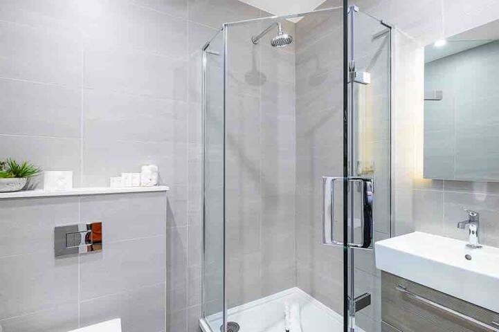 Luxury 2 bedroom in South Kensington & Chelsea. gallery image 3