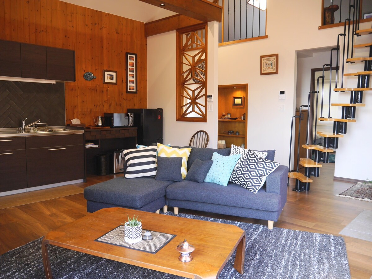 ティッシュケース テーブルを囲む2匹のぶたさん