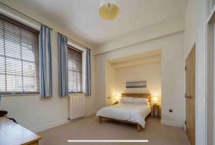 Dormitorio principal con nueva cama súper king (¡foto que se actualizará pronto!) y baño en suite. Planta baja.