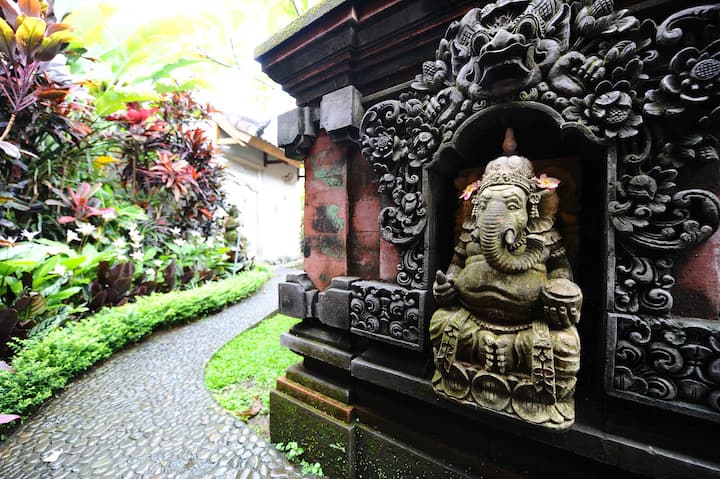Villa Mimpi-Luxury and great views.