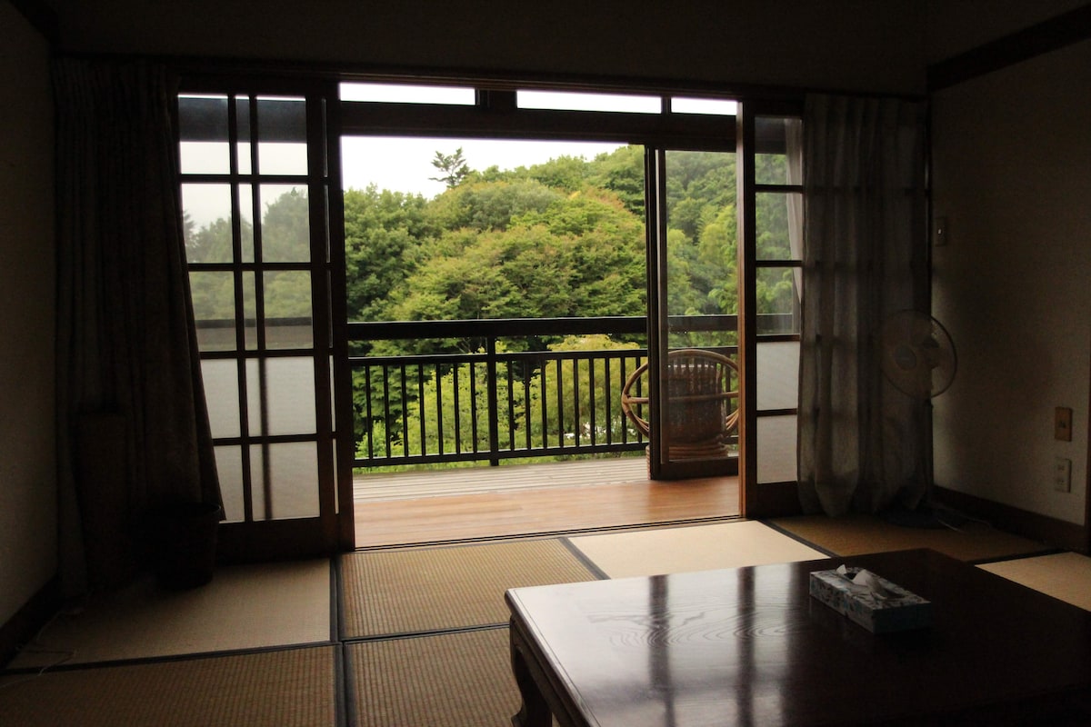 ห้อง 2 ชั้น 10 - ทาทามิมีห้องอาบน้ำส่วนตัวและห้องสุขาอยู่ด้านหลัง