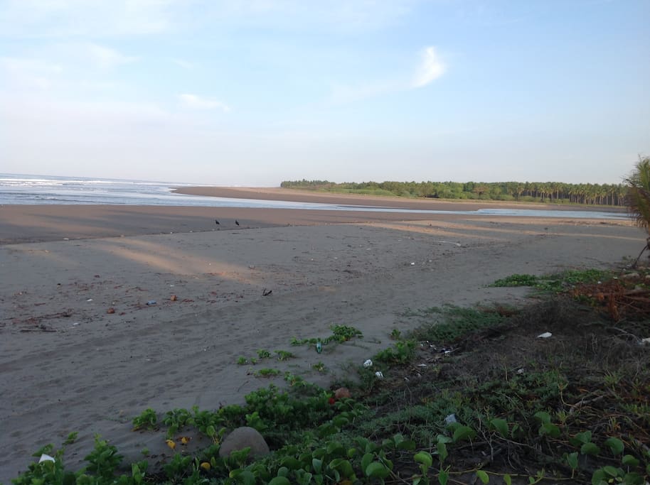 La Playa y la Bocana San Juan a un costado