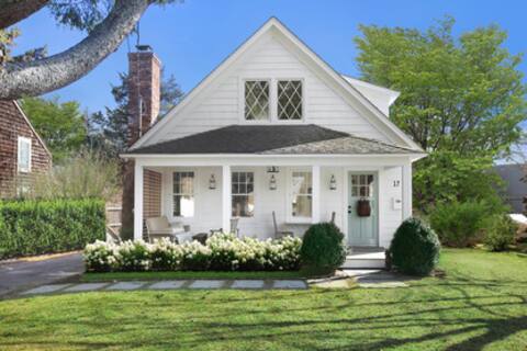 Storybook Cottage Seconds to East Hampton Village