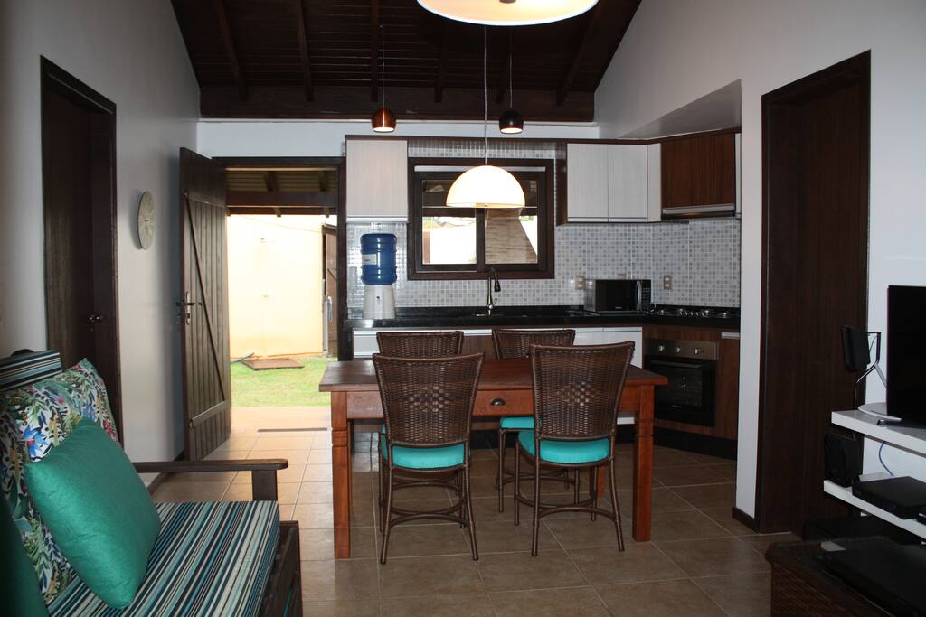 Sala de estar com sofá bicama.