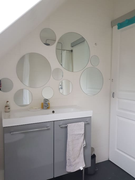 Salle de douche privée pour les deux chambres à l'étage. Private bathroom to be shared with the second room both located first floor.