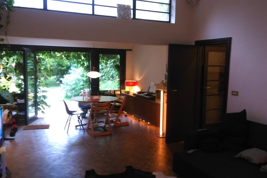 Living room with view on the spacious garden