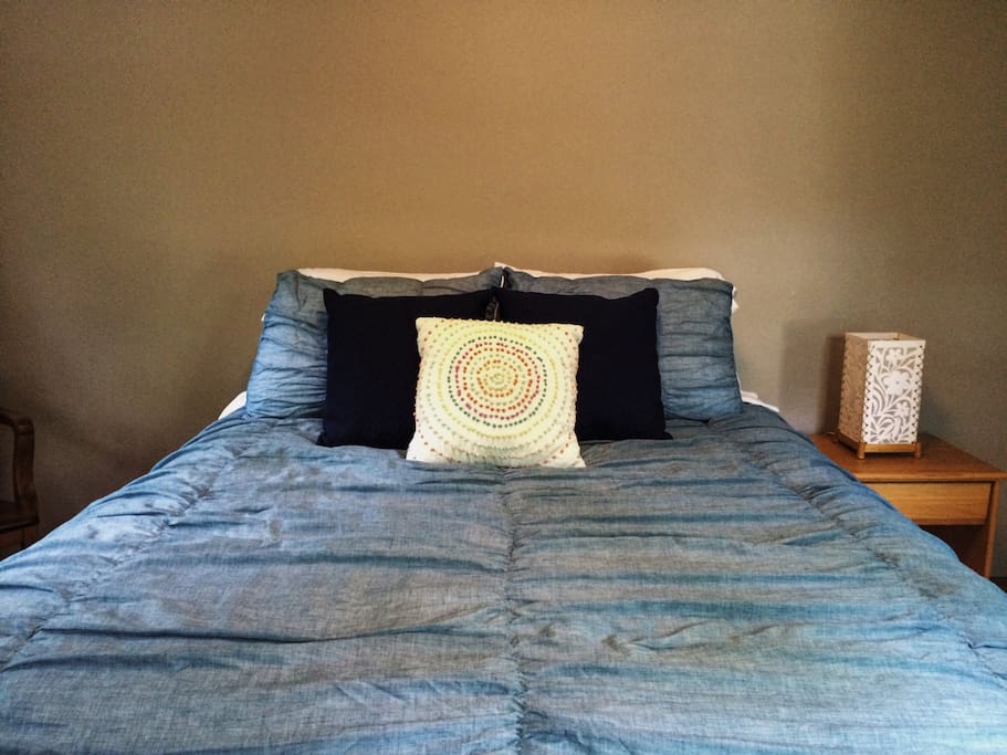 Queen bed with extra pillows.
