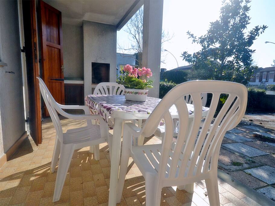 Patio coperto arredato