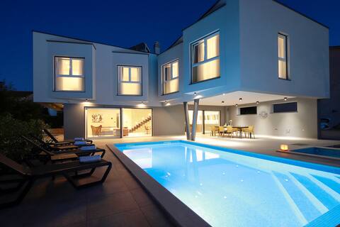 Villa Lanterna with private pool & jacuzzi