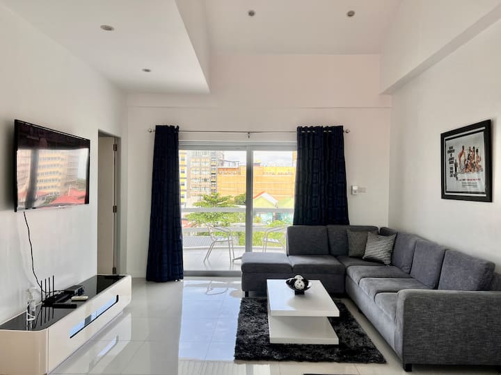 Giant One Bedroom Suite T In Ambassador Suites - Angeles