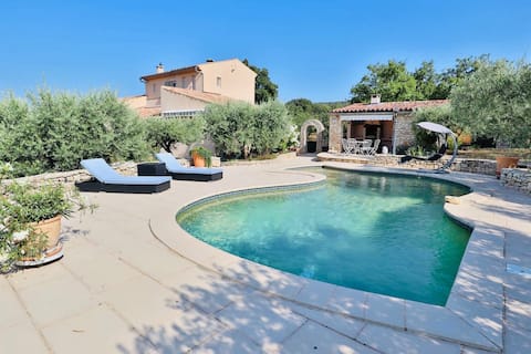 Luberon: Provencal villa with a 4* *** view