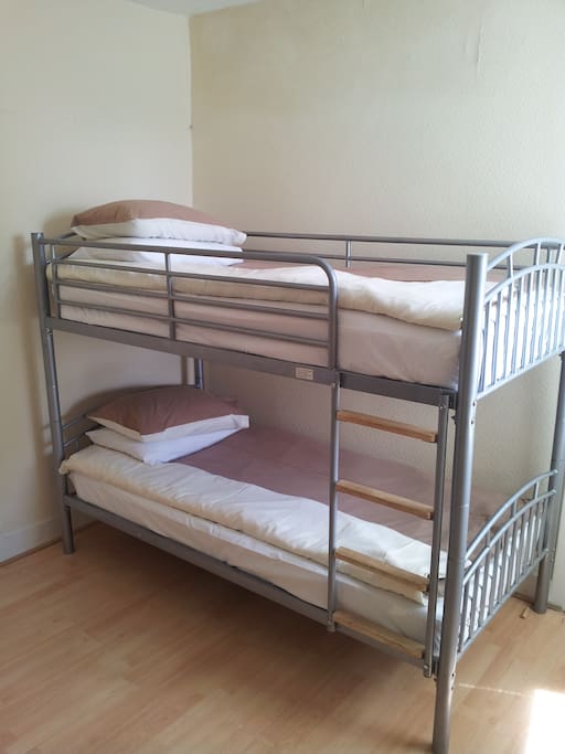 Room 4 .
Twin Room