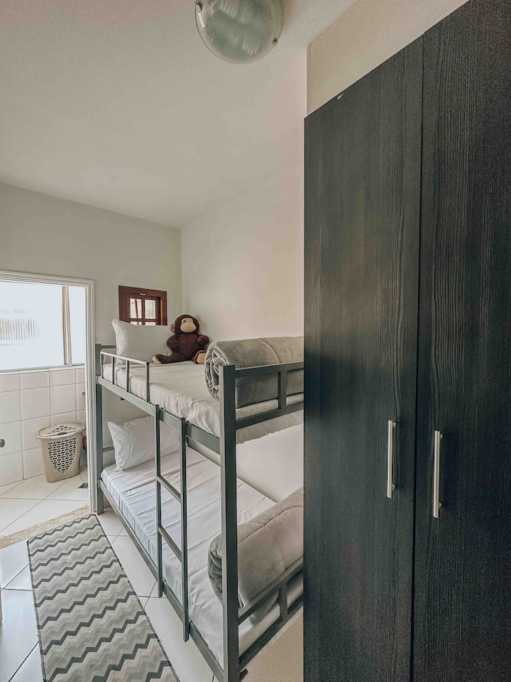 เตียงสองชั้นในห้องนอน