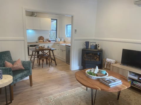 Top performing Airbnb: Alny Manor Pre 1880s Miner's Cottage, Creswick in Shire Of Hepburn