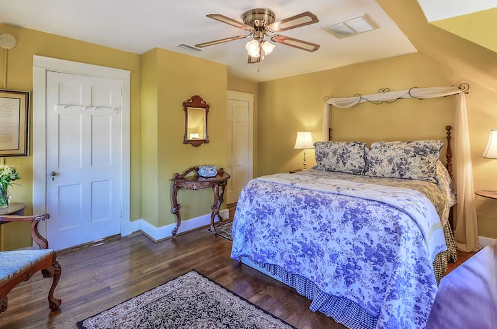 Cedars Of Williamsburg managed Airbnb listing 3